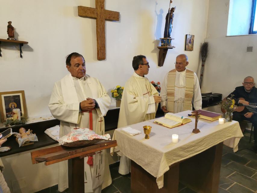 Feierlicher Gottesdienst in der Kapelle von Foncebadon
