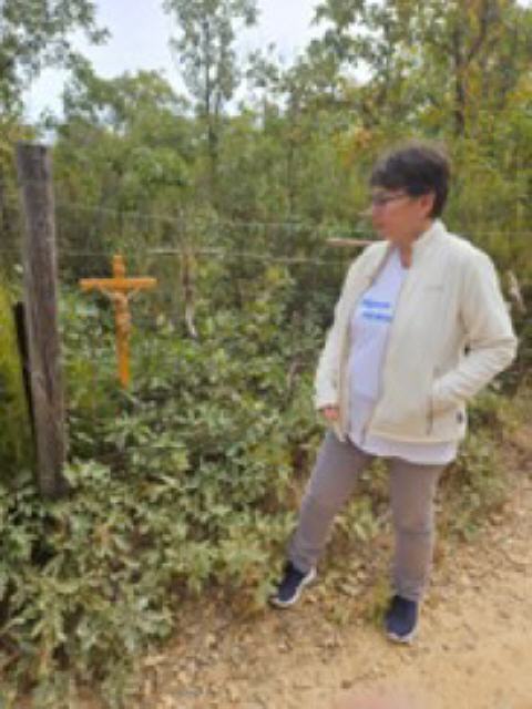 Die Erinnerungskreuze auf dem Camino Birgit, Franz und Norbert 